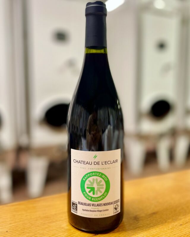 Chers amis et passionnés du vin 🍇, nous avons besoin de vous pour faire avancer les choses vers des pratiques plus durables ! 🌍 Nous sommes fiers de voir notre livre blanc sur le réemploi (un guide complet corédigé avec @Rebooteille pour réussir l’intégration du réemploi dans un domaine viticole) sélectionné comme finaliste pour le Prix du Public des Vignes d'Or 2024🍾.
 
En votant pour nous, vous soutenez une initiative qui contribue à réduire l'empreinte écologique du secteur et à promouvoir une démarche respectueuse de l'environnement 🌱. 
 
👉 Cliquez sur le lien dans notre bio pour voter et nous aider à remporter le Trophée des Vignes d’Or !
 
Chaque vote compte pour un avenir plus vert ! 💚
#VignesDor #Reemploi #Durabilité #VinResponsable #SoutenonsLeChangement #VotezPourNous